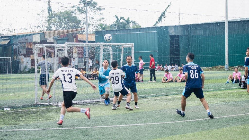 Liên tiếp các pha đi bóng trước khung thành khiến các trận đấu gay cấn, sôi động hơn Liên tiếp các pha đi bóng trước khung thành khiến các trận đấu gay cấn, sôi động hơn