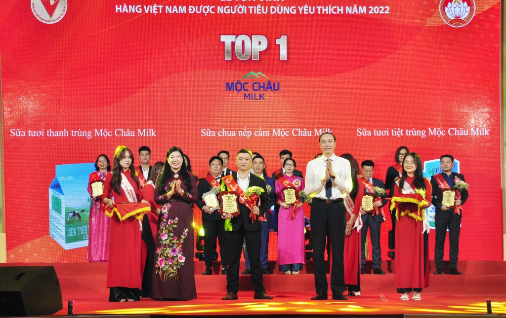 ng Trần Quốc Huy, Giám đốc Marketing Mộc Châu Milk nhận chứng nhận tại Lễ tôn vinh “Hàng Việt Nam được người tiêu dùng yêu thích” năm 2022