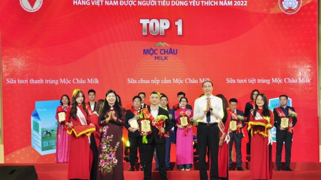 Sữa tươi, sữa chua nếp cẩm Mộc Châu Milk được bình chọn là hàng Việt Nam được người tiêu dùng yêu thích năm 2022