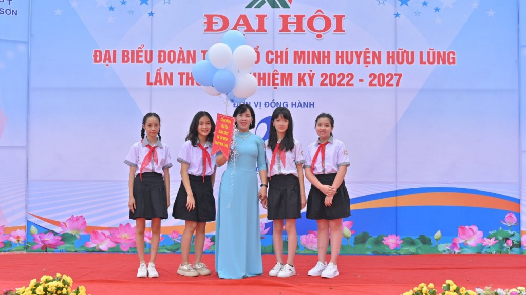 Chị Nguyễn Thị Bích Hồng cùng các học trò 
