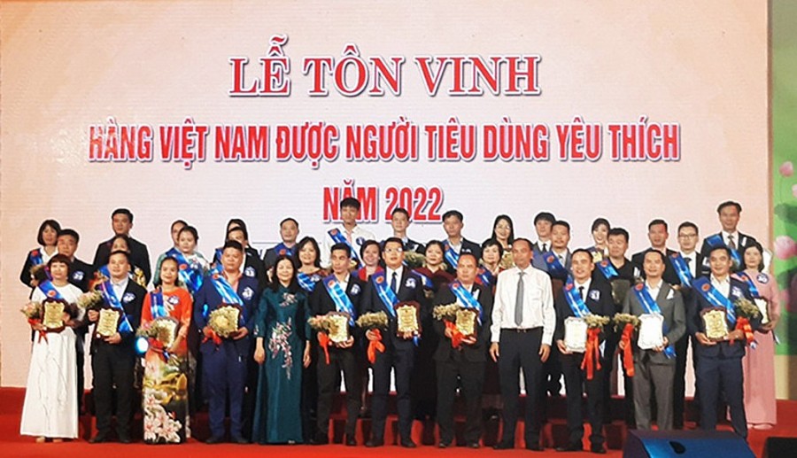 Ban tổ chức vinh danh các doanh nghiệp tại Lễ tôn vinh