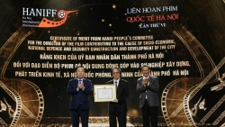 NSND Đặng Nhật Minh nhận Bằng khen của UBND TP Hà Nội với phim "Hoa nhài"