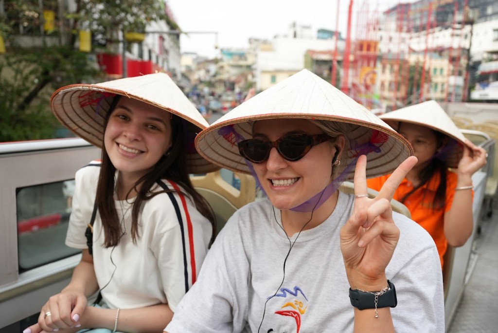 Thành viên đoàn famtrip Úc trải nghiệm xe hai tầng du lịch Hà Nội