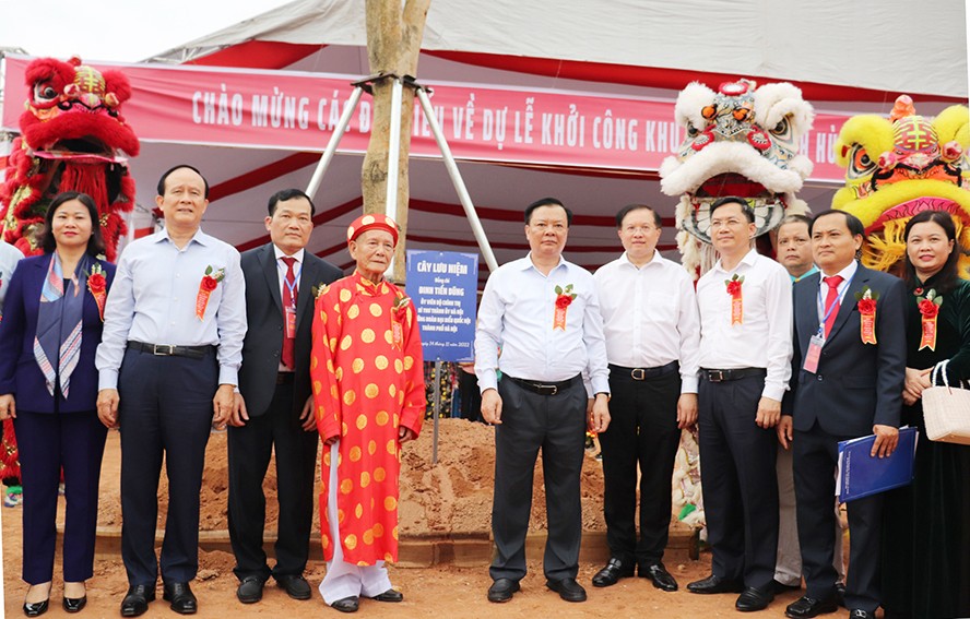 Lãnh đạo các bộ, ngành, thành phố Hà Nội, địa phương trồng cây lưu niệm tại khu di tích Lãnh đạo các bộ, ngành, thành phố Hà Nội, địa phương trồng cây lưu niệm tại khu di tích