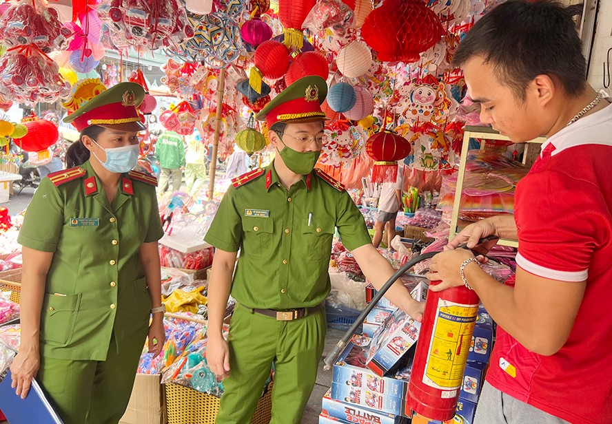 Kiểm tra phương tiện chữa cháy tại chỗ trên địa bàn quận Hoàn Kiếm