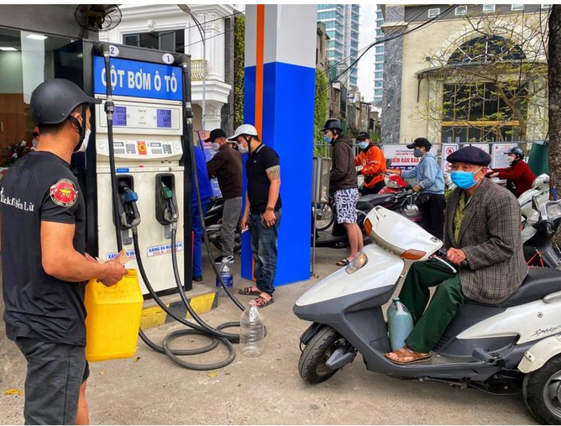 Người dân dùng can để mua xăng