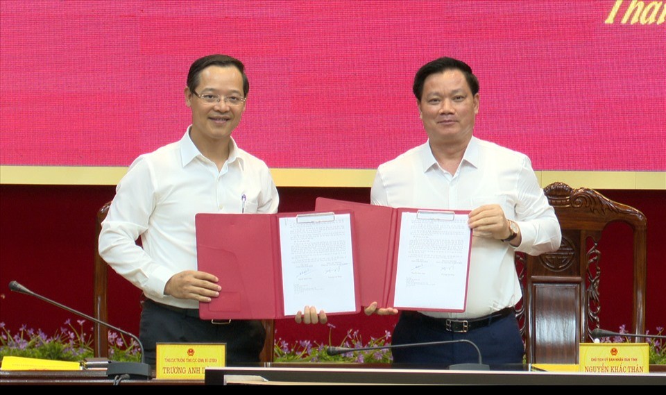 Lãnh đạo Tổng cục Giáo dục nghề nghiệp - Bộ Lao động, Thương binh và Xã hội và lãnh đạo UBND tỉnh Thái Bình ký kết chương trình hợp tác.