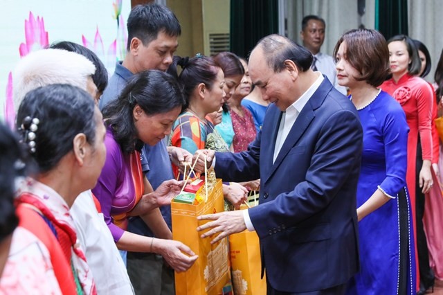 Chủ tịch nước tặng quà cho các hộ gia đình trên địa bàn phường Điện Biên