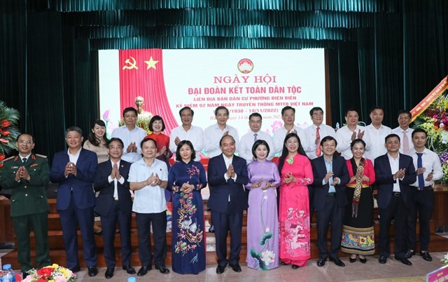 Chủ tịch nước Nguyễn Xuân Phúc chụp ảnh lưu niệm với lãnh đạo TP Hà Nội và quận Ba Đình. 