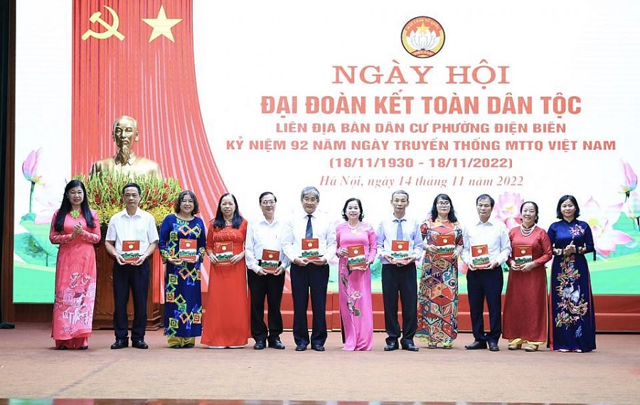 Lãnh đạo TP Hà Nội trao tặng quà cho các gia đình tiêu biểu phường Điện Biên.