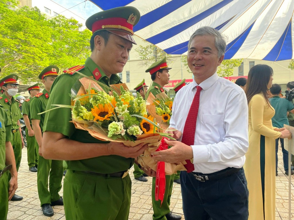 Phó Chủ tịch UBND TP Hồ Chí Minh Ngô Minh Châu tặng hoa cho các chiến sĩ trong ngày ra quân trấn áp tội phạm