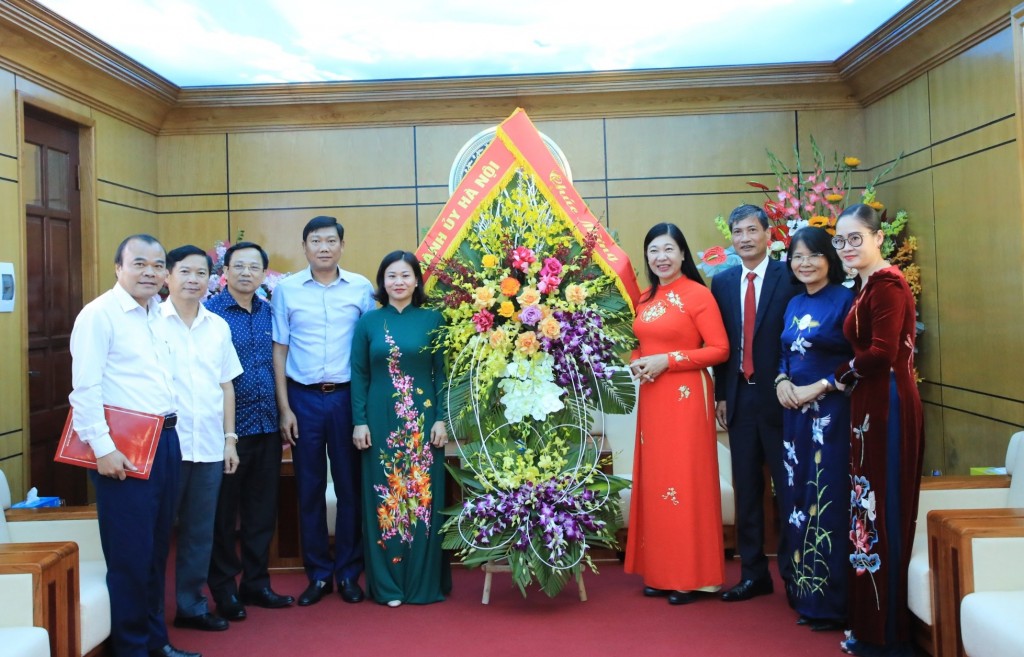 Phó Bí thư Thường trực Thành ủy Nguyễn Thị Tuyến thăm, chúc mừng Ủy ban MTTQ Việt Nam TP Hà Nội