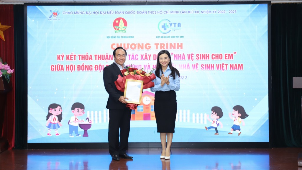 Bí thư Trung ương Đoàn Nguyễn Phạm Duy Trang tặng quà tri ân lãnh đạo Hiệp hội Nhà Vệ sinh Việt Nam 