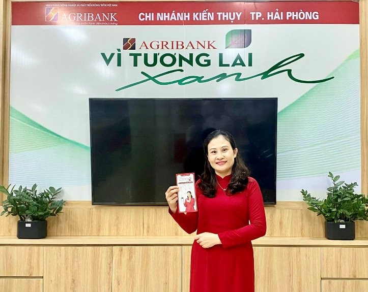 Giao dịch viên Ngô Thị Minh Thu người đã kịp thời ngăn chặn vụ lừa đảo 1,2 tỷ đồng qua mạng giúp khách hàng