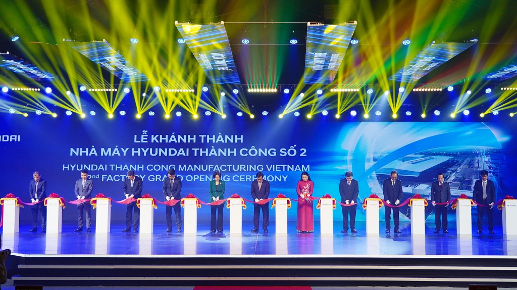 Các đại biểu cắt băng khánh thành nhà máy Các đại biểu cắt băng khánh thành nhà máy