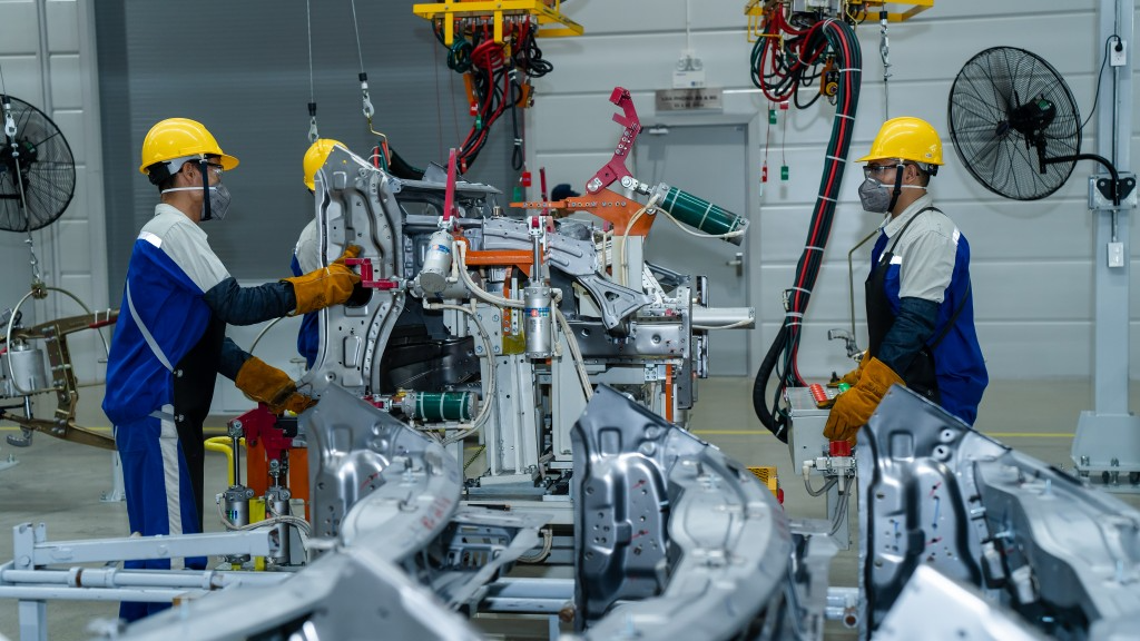 Sự phối hợp nhịp nhàng giữa robot, máy móc hiện đại cùng lực lượng kỹ sư được đào tạo bài bản, chuyên nghiệp sẽ giúp Hyundai cho ra những dòng sản phẩm xe đạt chất lượng cao, đáp ứng các tiêu chuẩn khắt khe của quốc tế Sự phối hợp nhịp nhàng giữa robot, máy móc hiện đại cùng lực lượng kỹ sư được đào tạo bài bản, chuyên nghiệp sẽ giúp Hyundai cho ra những dòng sản phẩm xe đạt chất lượng cao, đáp ứng các tiêu chuẩn khắt khe của quốc tế