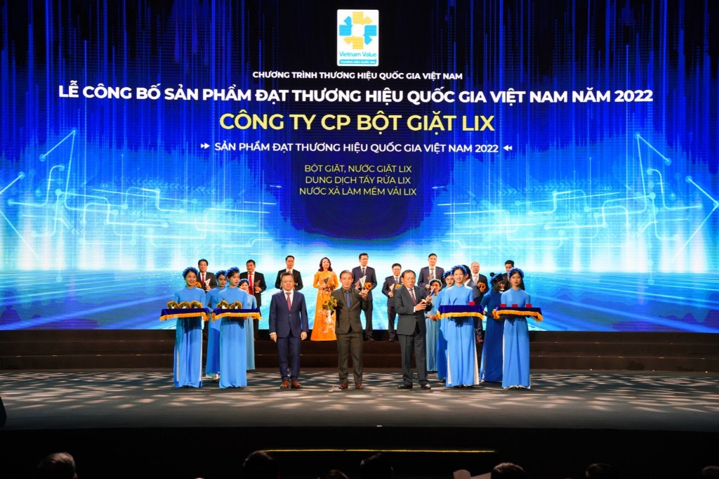 Ông Cao Thành Tín, Tổng Giám đốc Lix nhận biểu trưng Thương hiệu quốc gia Việt Nam 2022