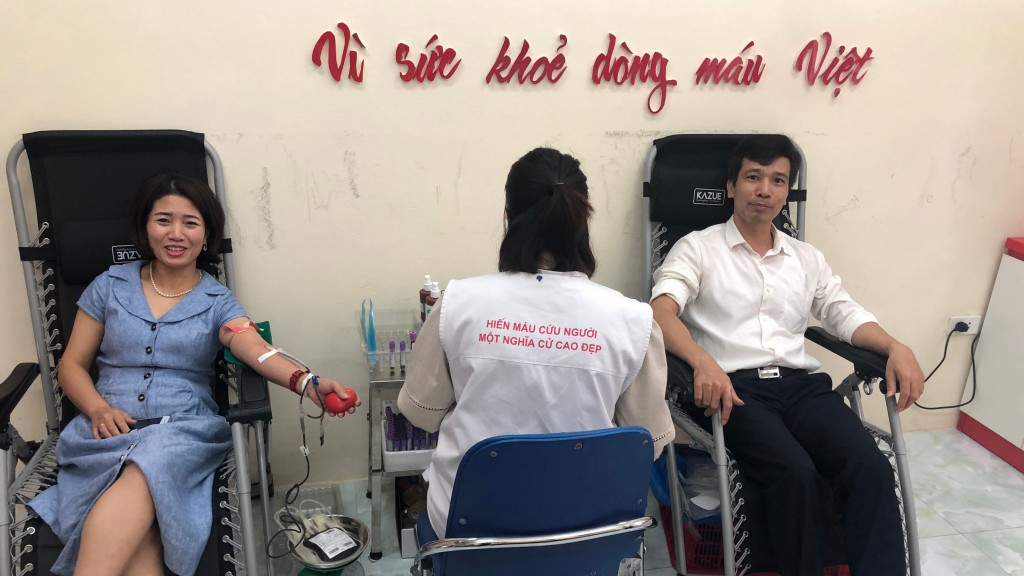 Cán bộ, giáo viên trường THCS Ba Đình hiến máu tình nguyện