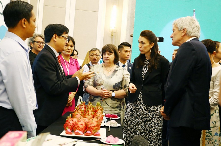 Thủ tướng Jacinda Ardern tham quan gian hàng trái cây Việt Nam