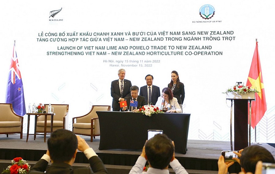 Tại buổi lễ, Thủ tướng Jacinda Ardern, Bộ trưởng Lê Minh Hoan và Bộ trưởng Bộ Nông nghiệp - An ninh sinh học - Thông tin đất đai và Các vấn đề nông thôn New Zealand chứng kiến lễ ký kết Kế hoạch xuất khẩu chanh và bưởi Việt Nam sang New Zealand