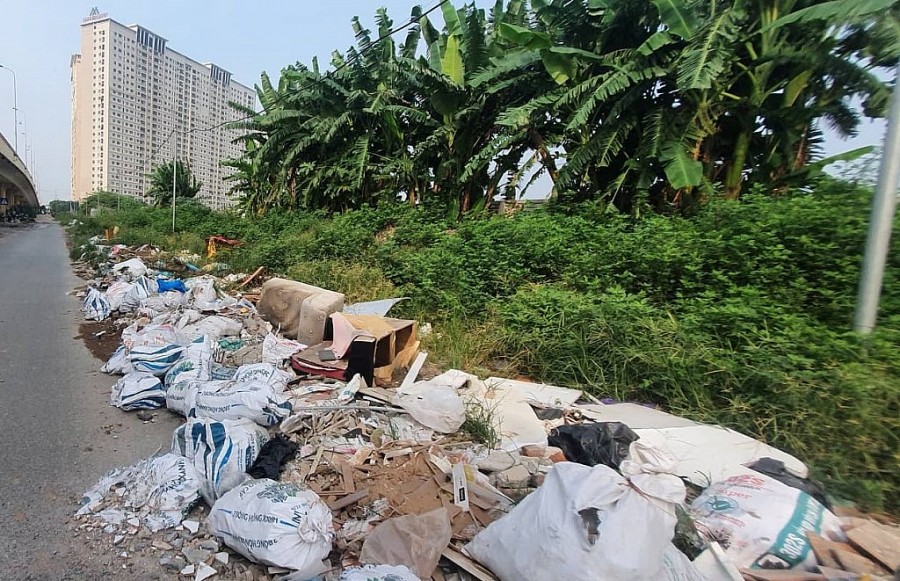 Ngoài rác sinh hoạt, phế thải xây dựng, nhiều đồ dùng hỏng,  cũng được các hộ dân đổ ngay dưới khu vực đường gom cầu vượt