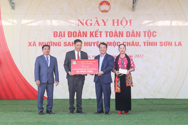 Chủ tịch Ủy ban Trung ương MTTQ Việt Nam Đỗ Văn Chiến dự Ngày hội Đại đoàn kết tại xã Mường Sang, tỉnh Sơn La