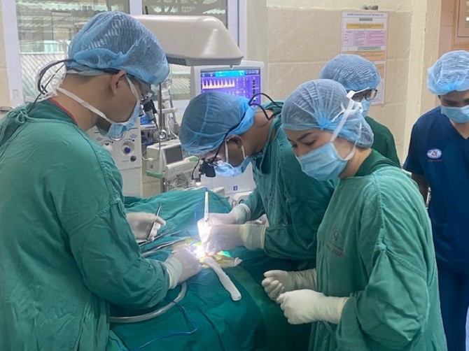 ThS.BS Nguyễn Đăng Hùng cùng ê kíp đang tiến hành phẫu thuật cắt, khâu ống động mạch cho trẻ sinh non (Ảnh:BVCC