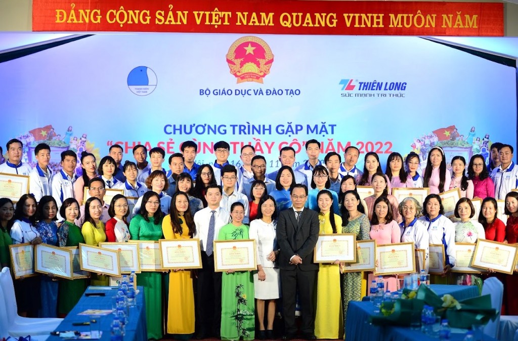 Trao bằng khen của Bộ Giáo dục và Đào tạo tới các giáo viên tiêu biểu