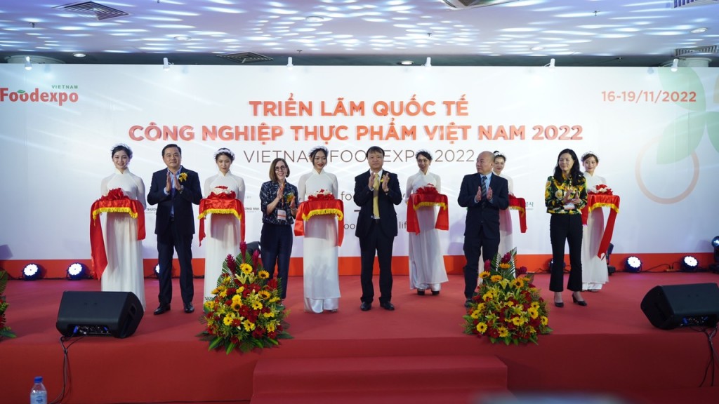 Thứ trưởng Bộ Công Thương Đỗ Thắng Hải cùng các đại biểu cắt băng khai mạc triển lãm