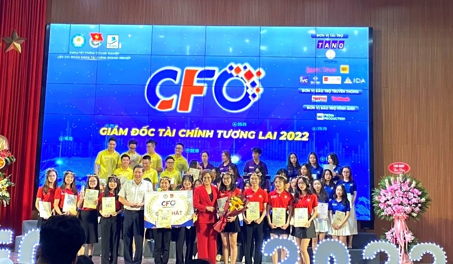 Đội READIES giành ngôi Quán quân cuộc thi CFO năm 2022