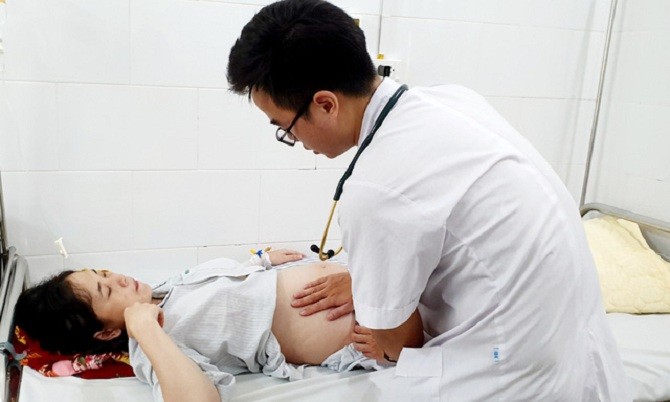 Điều trị cho thai phụ mắc sốt xuất huyết tại Trung tâm Bệnh Nhiệt đới, Bệnh viện Bạch Mai.