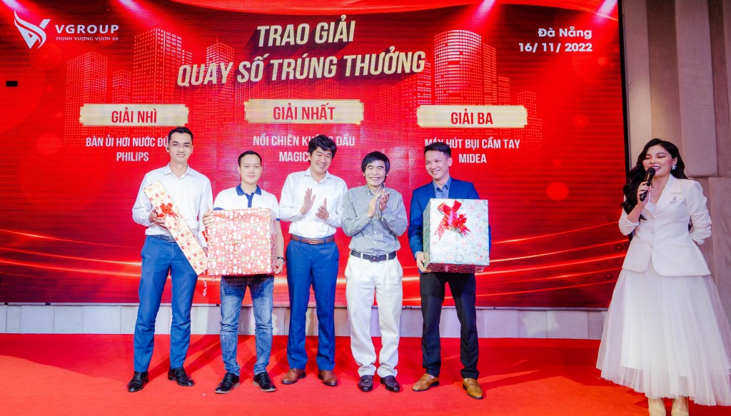 Không chỉ được tặng thư mời tham dự miễn phí, tất cả nhà đầu tư đều được Vgroup tặng voucher mua hàng trị giá 6.666.000 đồng, tổ chức bốc thăm trúng thưởng nồi chiên không dầu, bàn ủi hơi nước, máy hút bụi.