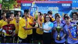 Khoa Công nghệ thông tin 3 năm liền vô địch Giải bóng đá sinh viên trường Mở