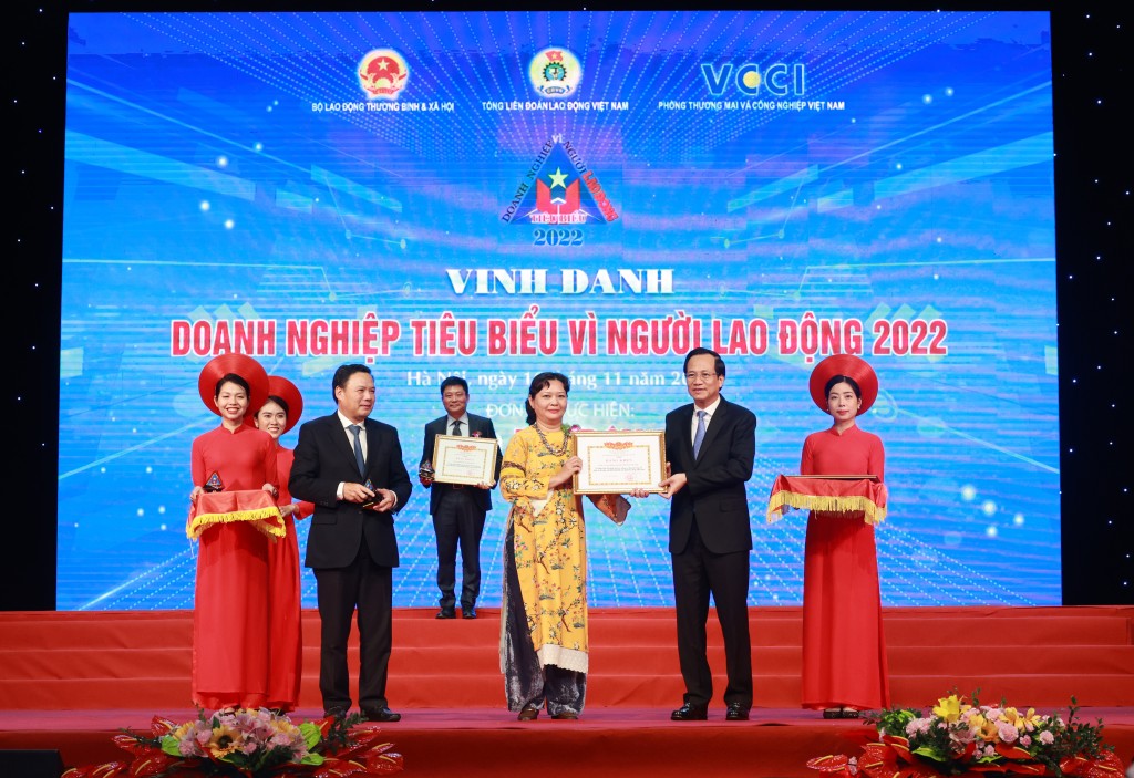 Bà Trương Bích Đào, Giám đốc Nhân sự tại Nestlé Việt Nam, đại diện doanh nghiệp nhận bằng khen của Bộ Lao Động - Thương Binh _ Xã hội