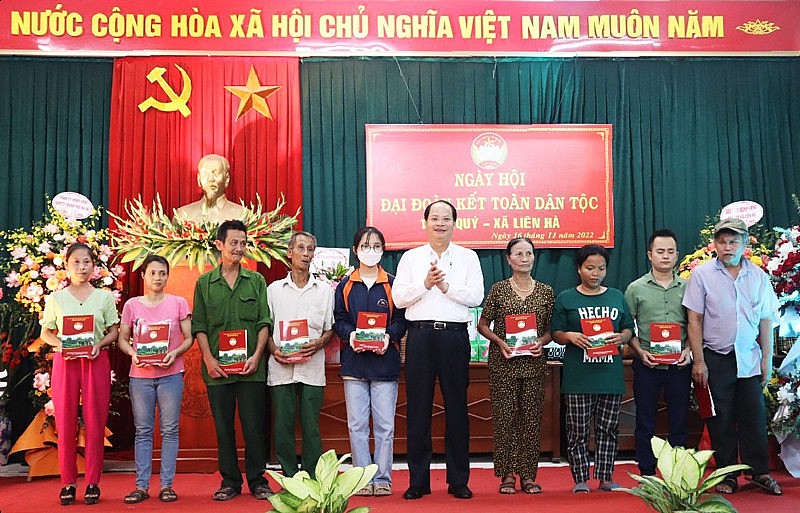 Trưởng ban Tuyên giáo Thành ủy Nguyễn Doãn Toản trao quà của thành phố tặng thôn Quý (trị giá 5 triệu đồng) và 10 suất quà cho các hộ gia đình có hoàn cảnh khó khăn (mỗi suất trị giá 1 triệu đồng)