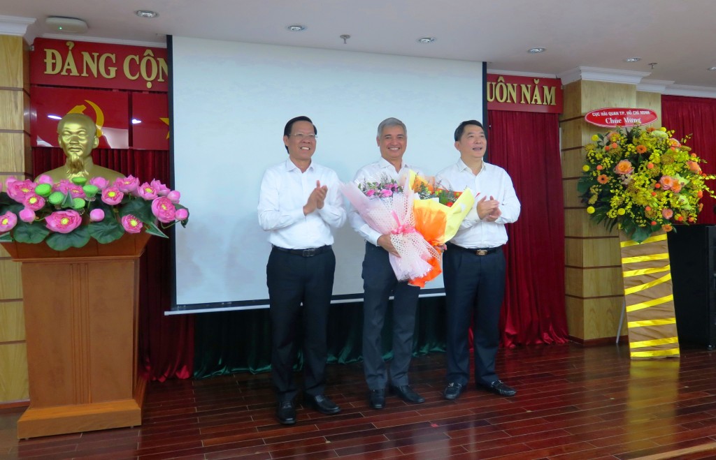 Thứ trưởng Bộ Tài chính Cao Anh Tuấn và Chủ tịch UBND TP Hồ Chí Minh Phan Văn Mãi  tặng hoa chúc mừng ông Vũ Xuân Bách