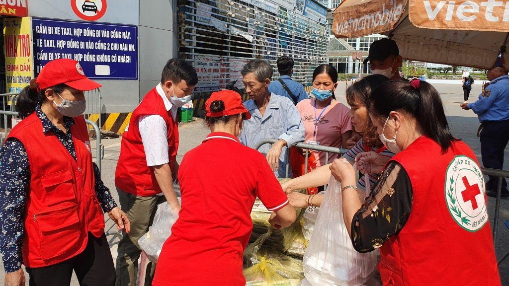 Hành trình mang những suất cơm nghĩa tình đến với người bệnh