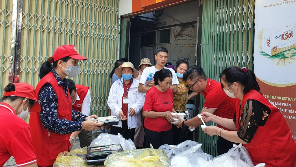 Hành trình mang những suất cơm nghĩa tình đến với người bệnh