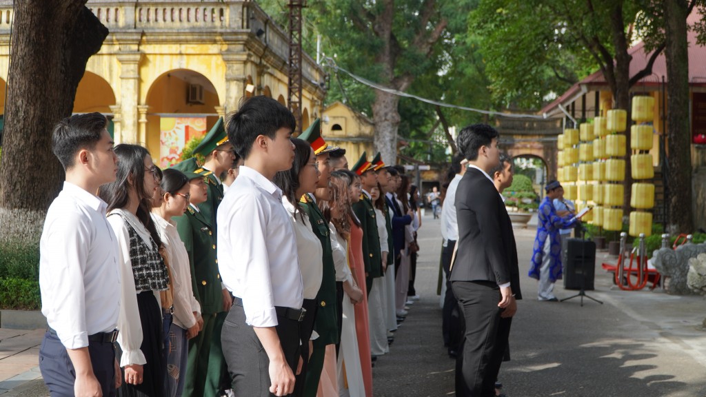 Thủ khoa xuất sắc của thành phố Hà Nội dâng hương báo công tại Hoàng thành Thăng Long