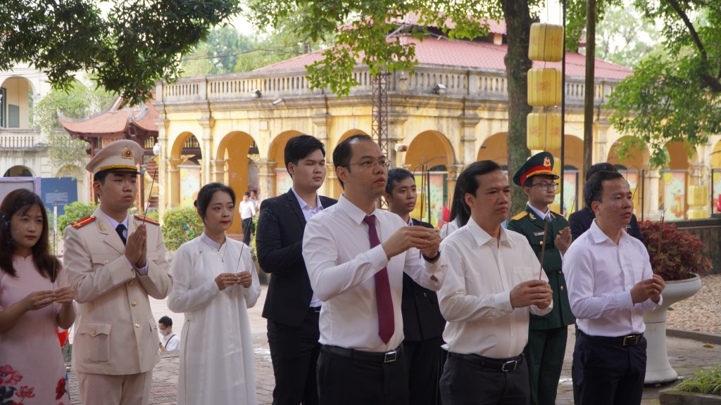 Thủ khoa xuất sắc của thành phố Hà Nội dâng hương báo công tại Hoàng thành Thăng Long