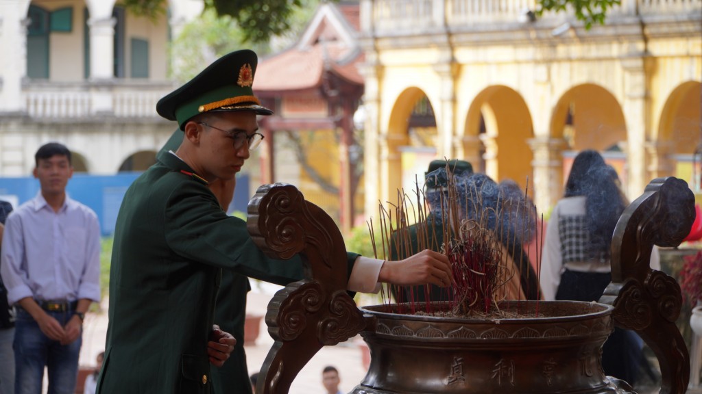 Thủ khoa xuất sắc của thành phố Hà Nội dâng hương báo công tại Hoàng thành Thăng Long