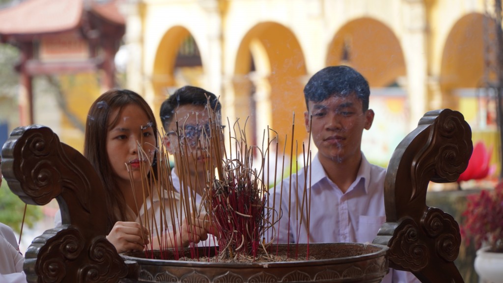 Thủ khoa xuất sắc của thành phố Hà Nội dâng hương báo công tại Hoàng thành Thăng Long