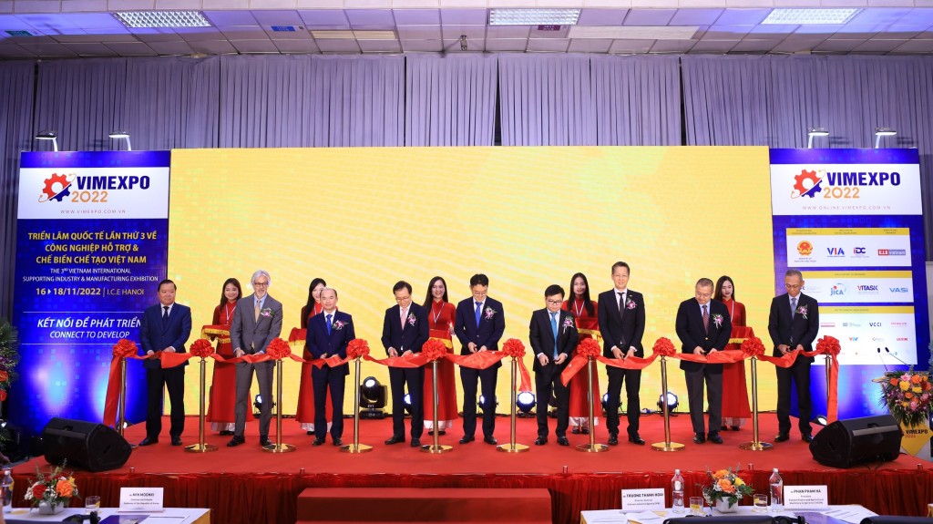 Các đại biểu cắt băng khai mạc Triển lãm Quốc tế lần thứ 3 về Công nghiệp hỗ trợ và Chế biến chế tạo Việt Nam