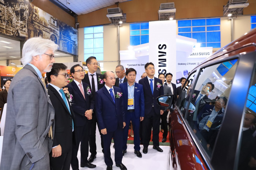 Các đại biểu tham quan gian hàng của Toyota Việt Nam tại triển lãm