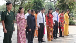 Đoàn đại biểu MTTQ Việt Nam TP Hà Nội dâng hoa tại Tượng đài Bác Hồ - Bác Tôn