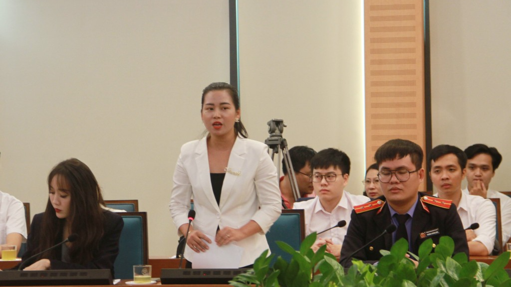 Bí thư Quận đoàn Hoàng Mai Nguyễn Quỳnh Trang phát biểu ý kiến tại tọa đàm