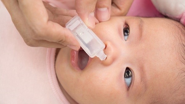 Những điều cần biết khi nhỏ nước muối sinh lý cho trẻ sơ sinh