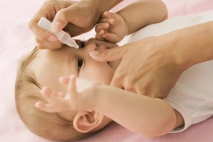 Những điều cần biết khi nhỏ nước muối sinh lý cho trẻ sơ sinh