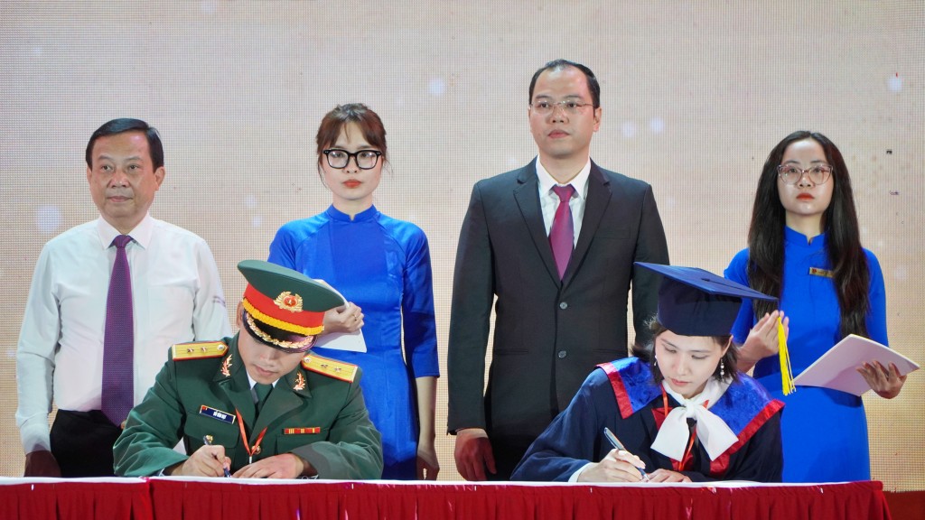 98 thủ khoa xuất sắc của thành phố Hà Nội ghi danh sổ vàng tại Văn Miếu - Quốc Tử Giám
