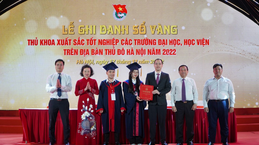 98 thủ khoa xuất sắc của thành phố Hà Nội ghi danh sổ vàng tại Văn Miếu - Quốc Tử Giám